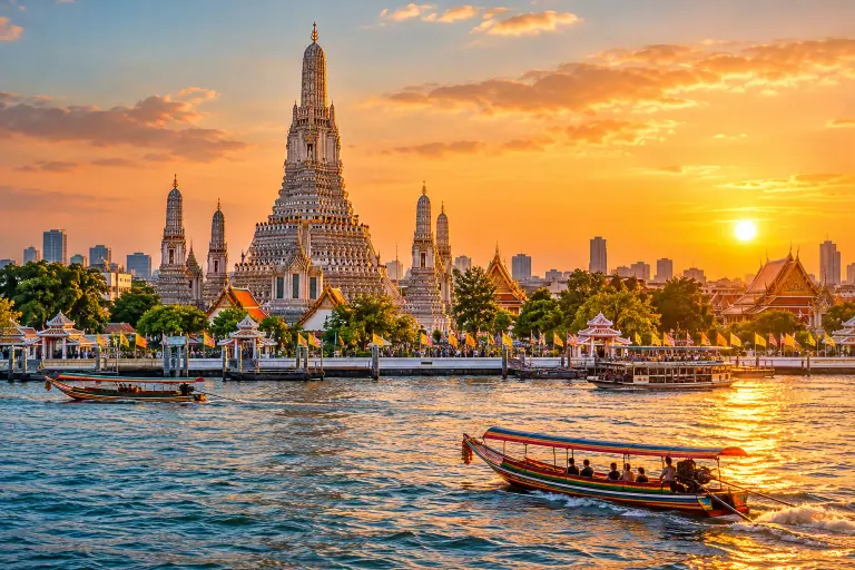 Chùa Wat Arun bên sông Chao Phraya trong ánh hoàng hôn.