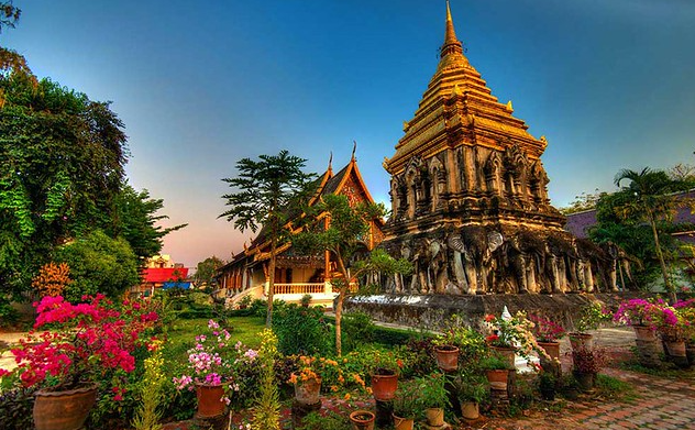 Một ngôi chùa tại Chiang Mai rực rỡ hoa