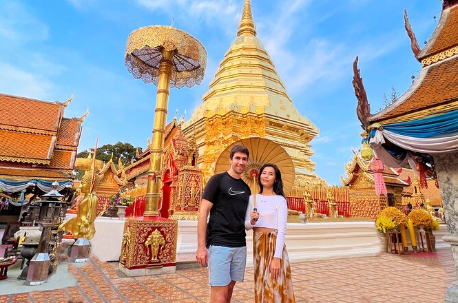 Khách du lịch chụp hình tại một ngôi chùa ở Chiang Mai Thái Lan