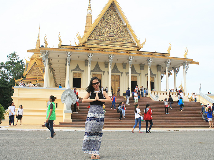 Du khách chụp hình tại một ngôi chùa cổ ở Chiang Mai